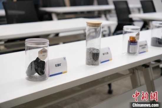 5月20日，浙大高分子科學(xué)與工程學(xué)系內(nèi)擺放著石墨礦等。 曹丹 攝