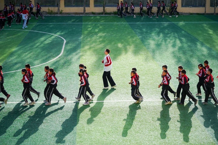 2025年4月24日，在新疆克州阿圖什市哈拉峻鄉(xiāng)謝依特小學(xué)，支教教師帶領(lǐng)學(xué)生晨跑。新華社記者 徐宏巖 攝