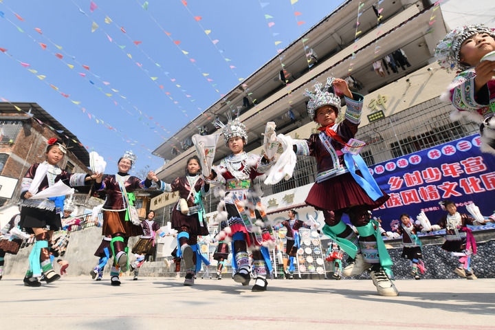 2025年3月25日，廣西柳州市融水苗族自治縣桿洞鄉(xiāng)中心小學(xué)學(xué)生在跳蘆笙踩堂舞。新華社記者 黃孝邦 攝