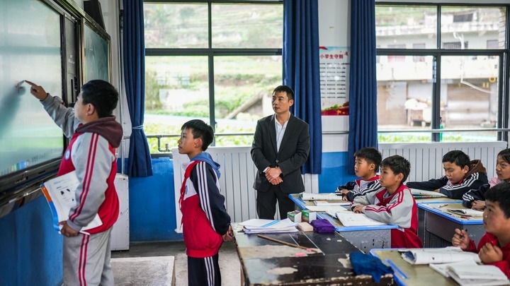 2024年11月21日，在地處烏蒙山區(qū)的貴州省六盤水市水城區(qū)亮巖小學(xué)，學(xué)生在供暖的教室內(nèi)學(xué)習(xí)。新華社記者 陶亮 攝