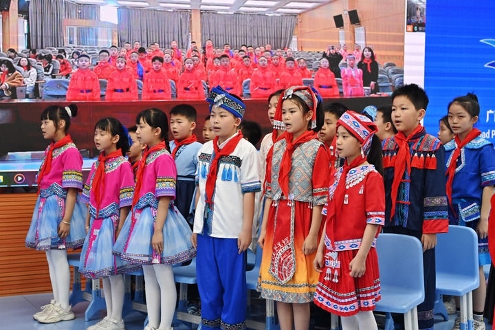 2025年3月28日，在“壯蒙一家親 共筑中國夢(mèng)”手拉手主題云隊(duì)會(huì)上，廣西南寧市濱湖路小學(xué)四（1）中隊(duì)隊(duì)員通過網(wǎng)絡(luò)和內(nèi)蒙古鄂爾多斯東勝區(qū)第十二小學(xué)四（9）中隊(duì)隊(duì)員一起唱《中國少年先鋒隊(duì)隊(duì)歌》。新華社記者 周華 攝