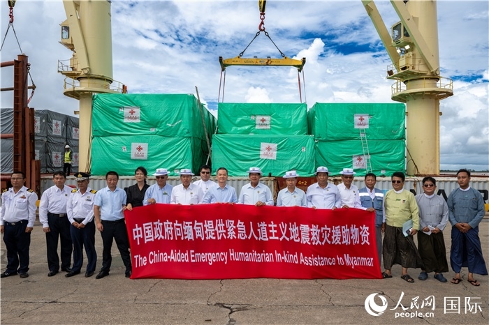 5月25日，中國駐緬甸大使館參贊歐陽道冰、仰光省首席部長梭登及緬有關(guān)部門官員出席援緬第十五批緊急人道主義地震救災(zāi)物資交接儀式。人民網(wǎng)記者謝佳君攝