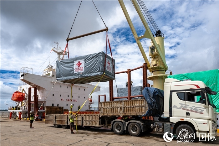 5月25日，當(dāng)?shù)毓と嗽诟劭趶呢涊喩闲遁d援緬第十五批緊急人道主義地震救災(zāi)物資。人民網(wǎng)記者謝佳君攝