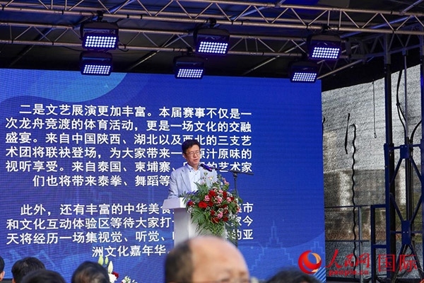 中國駐法蘭克?？傤I(lǐng)事黃昳揚(yáng)在致辭中對龍舟賽表示熱烈祝賀。人民網(wǎng) 依琳攝