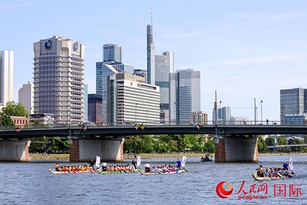 龍舟賽隊(duì)伍奮力揮槳、破浪前行。人民網(wǎng) 依琳攝