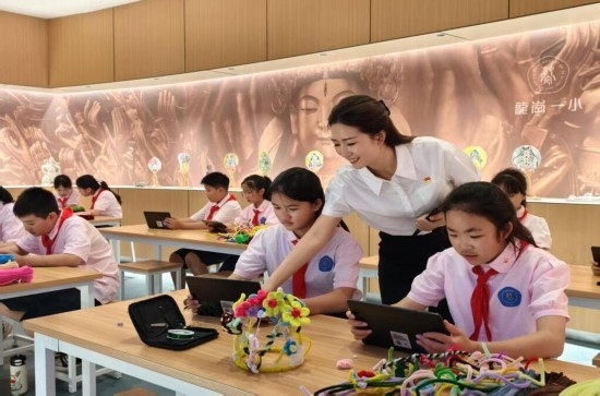 龍崗一小學生正在學習“發(fā)現(xiàn)石刻之美”華蔓花冠課程。