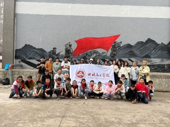 “行動(dòng)中的課堂：探尋茶馬古道紅色印記”工作坊與當(dāng)?shù)匦W(xué)生共同創(chuàng)作主題壁畫(huà)。