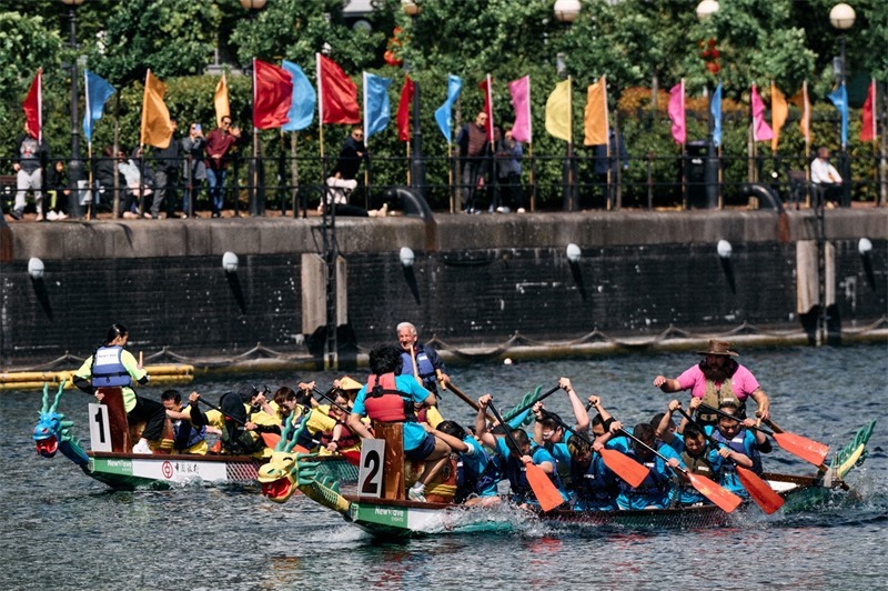 中英雙方的參賽隊伍參與龍舟競渡。楊浩鵬攝