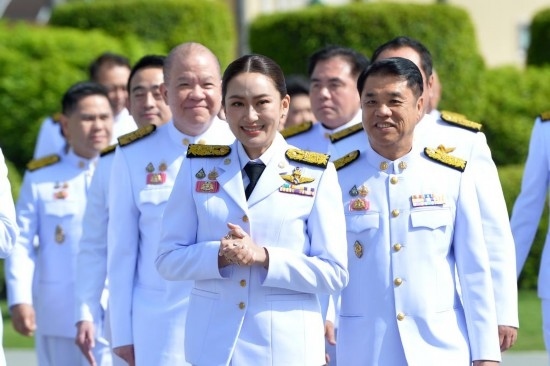 2024年9月7日，泰國總理佩通坦·欽那瓦（前中）及新一屆內(nèi)閣成員在位于首都曼谷的總理府與媒體見面。新華社發(fā)（拉亨攝）