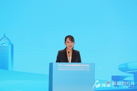 5月23日，在2025上合組織國家媒體合作論壇青年文化交流營活動中，人民日報社記者阿爾達克·塔巴拉克發(fā)言。石榴云/新疆日報記者 李雄心攝