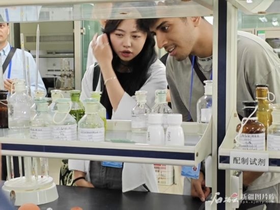 5月26日，2025上合組織國家媒體合作論壇嘉賓參觀新奇康藥業(yè)股份有限公司實驗室。石榴云/新疆日報記者 宋海波攝