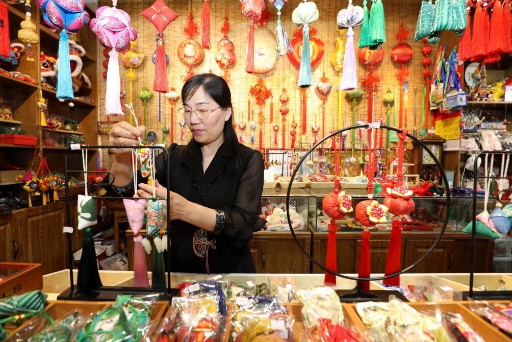 2025年5月25日，安徽省淮北市，非遺香包上貨架。（圖片來(lái)源：視覺(jué)中國(guó)）