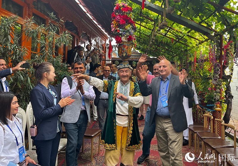 5月24日，外國媒體人在伊寧市喀贊其民俗旅游區(qū)參觀體驗。 人民網(wǎng)記者 翟轉(zhuǎn)麗攝