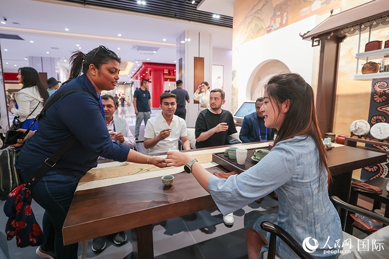 5月25日，外國媒體人在霍爾果斯國際邊境合作中心中國文化館參觀。人民網(wǎng)記者 張武軍攝