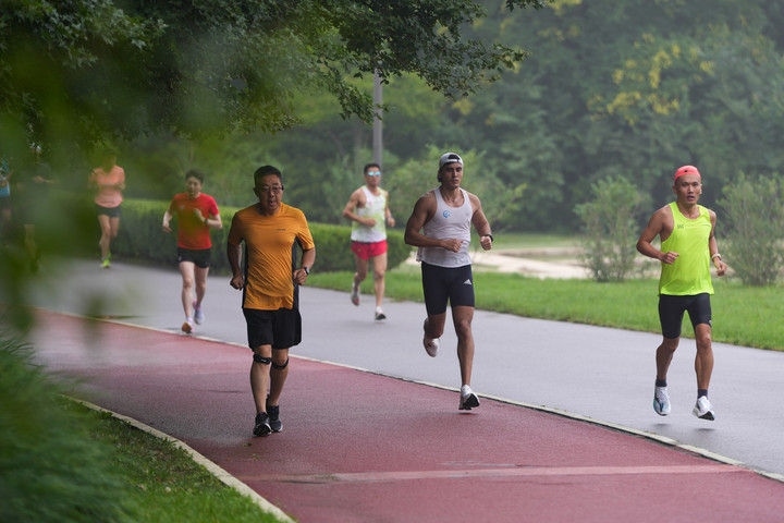 2024年7月14日，市民在北京中軸線延長線上的奧林匹克森林公園運(yùn)動(dòng)鍛煉。