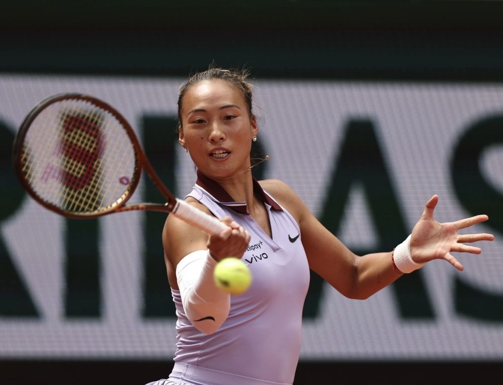 6月1日，鄭欽文在比賽中回球。新華社記者 李京 攝