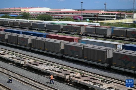 5月31日，在蒙內(nèi)鐵路內(nèi)羅畢站到發(fā)場，鐵路工人在鐵道旁巡檢。新華社記者 楊光 攝