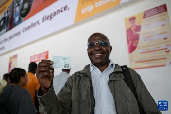 5月31日，在蒙內(nèi)鐵路內(nèi)羅畢站，一名前往蒙巴薩的乘客展示車票。新華社記者 楊光 攝