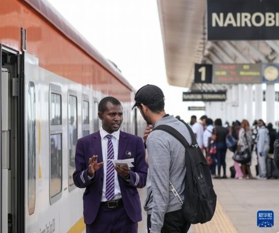 5月31日，在蒙內(nèi)鐵路內(nèi)羅畢站，乘務員為乘客檢票。新華社記者 李亞輝 攝