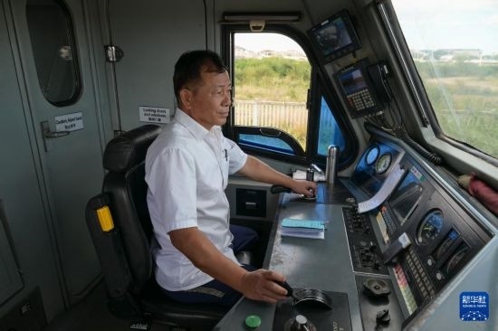 5月31日，在蒙內(nèi)鐵路內(nèi)羅畢站，機車駕駛員蔣立平在即將開往蒙巴薩的E2次列車上進行準備工作。新華社記者 楊光 攝