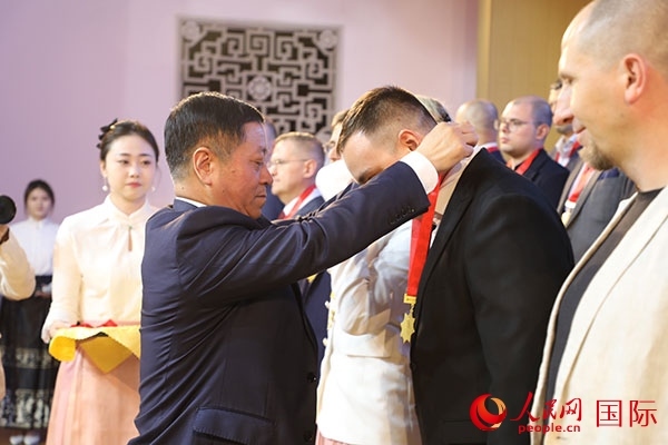 中國駐俄羅斯大使張漢暉為獲獎(jiǎng)?wù)哳C獎(jiǎng)。人民網(wǎng)記者 肖新新攝