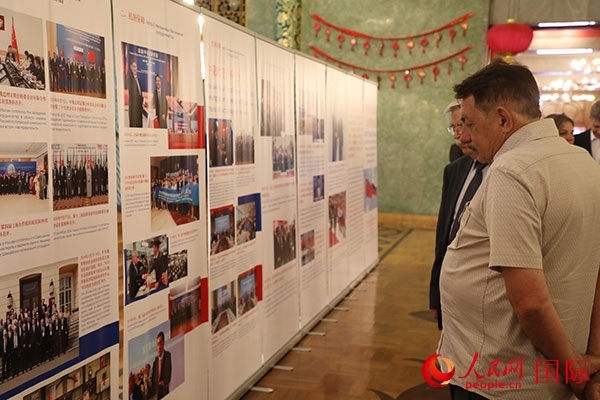 與會(huì)嘉賓參觀中俄科技創(chuàng)新合作圖片展。人民網(wǎng)記者 肖新新攝