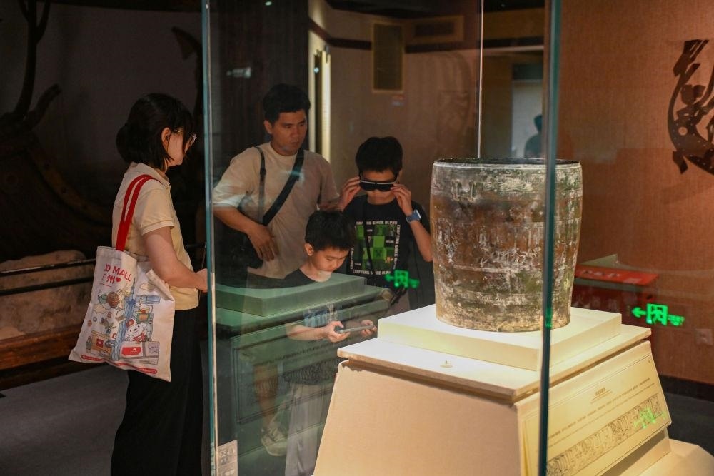 △2025年5月18日，游客在廣東廣州南越王博物院（王墓展區(qū)）體驗AR眼鏡智慧導覽服務。