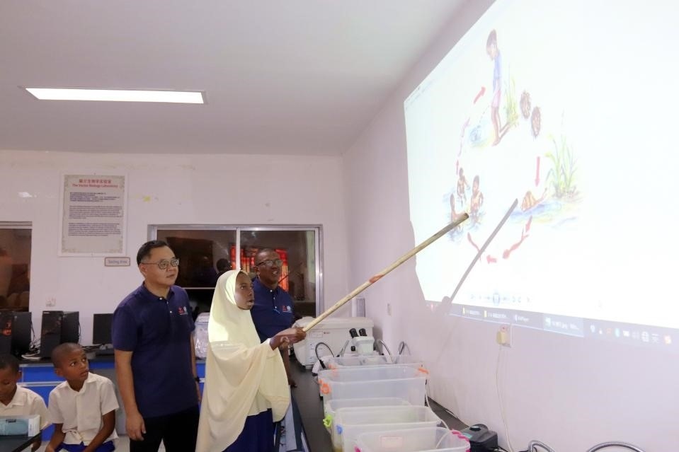 血吸蟲病健康教育講座。施亮攝