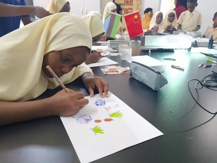 學(xué)生踴躍參與繪畫活動。施亮攝