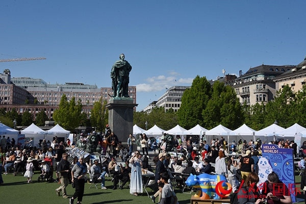 “你好！中國(guó)”端午游園會(huì)在斯德哥爾摩國(guó)王花園廣場(chǎng)舉辦。人民網(wǎng)記者 殷淼攝