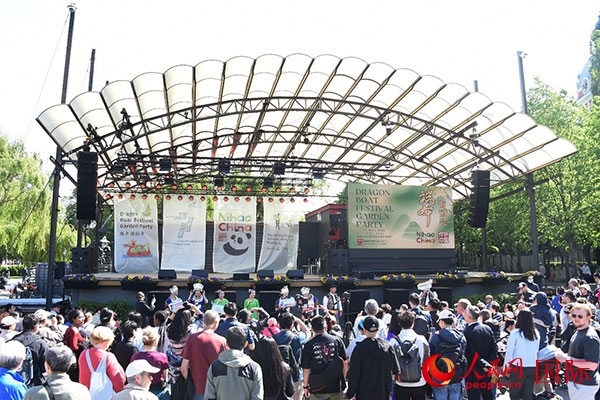 中瑞民眾歡聚國(guó)王花園廣場(chǎng)共慶端午佳節(jié)。人民網(wǎng)記者 殷淼攝