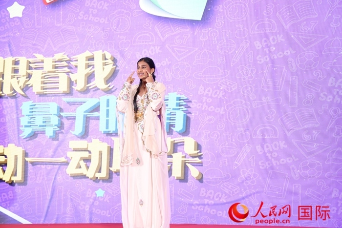 演唱中文歌曲。人民網(wǎng)記者任皓宇攝