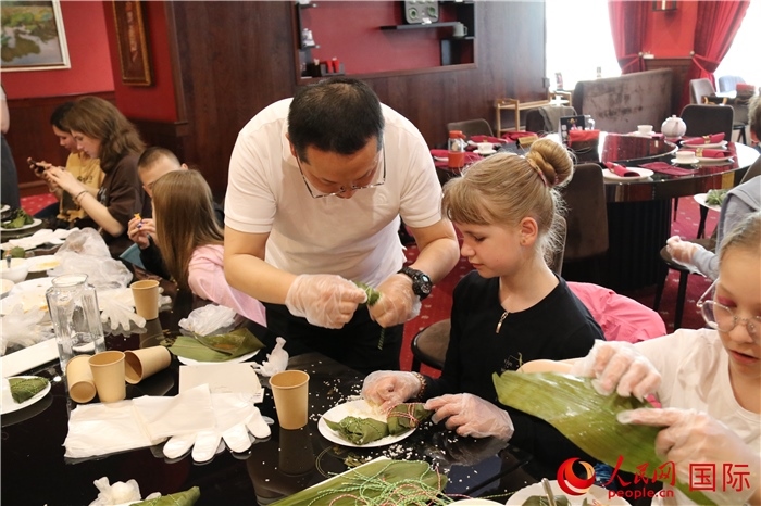 烏克蘭兒童學(xué)習(xí)體驗(yàn)包粽子。人民網(wǎng)記者蔡子暢攝