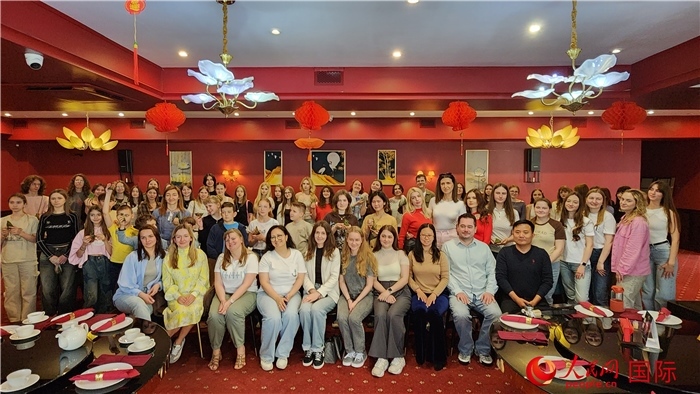 “慶端午學(xué)中文”活動(dòng)全體合照。人民網(wǎng)記者蔡子暢攝