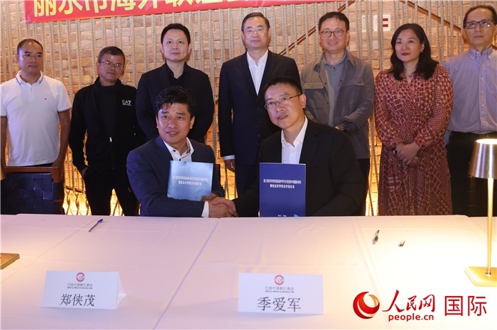 浙江省青田華僑實驗高級中學(xué)與巴西里約中國國際學(xué)校在座談會上締結(jié)為友好學(xué)校，青田縣人民政府僑務(wù)辦公室主任季愛軍和擔(dān)任巴西里約中國國際學(xué)校董事長的鄭俠茂作為代表簽署協(xié)議。 人民網(wǎng)記者 時元皓攝