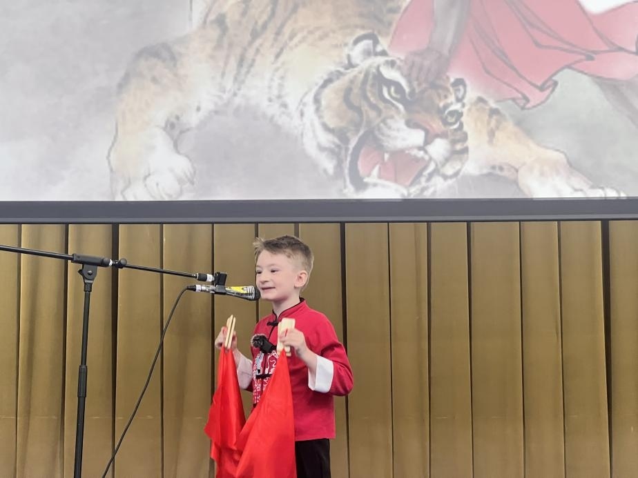 一航表演快板《武松打虎》。布加勒斯特大學(xué)孔子學(xué)院供圖