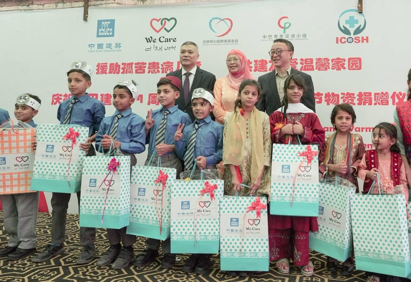 受捐孤兒在儀式上合影留念。瓦加斯·阿赫邁德攝