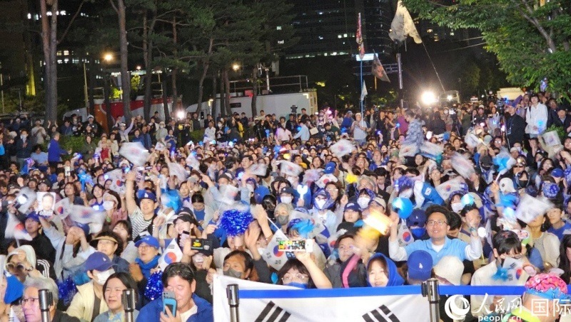 當(dāng)?shù)貢r間4日凌晨，李在明支持者們聚集在國會前等待計票結(jié)果。人民網(wǎng) 柳美鉉攝