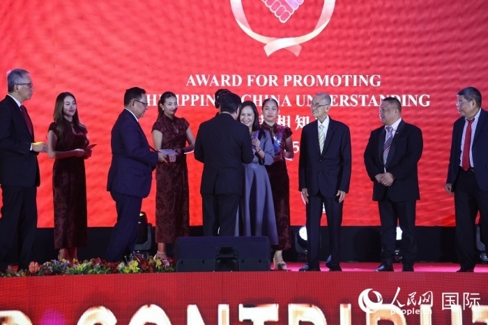 黃溪連大使給榮獲“重要貢獻(xiàn)獎(jiǎng)”的奎松市市長喬伊·貝蒙蒂等人頒獎(jiǎng)。人民網(wǎng)記者 樊帆攝