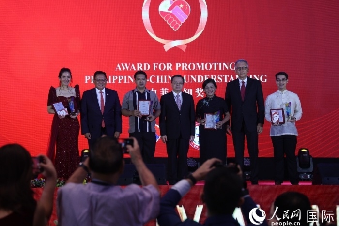 黃溪連大使和菲中了解協(xié)會(huì)主席與榮獲“友誼獎(jiǎng)”的獲獎(jiǎng)?wù)吆嫌傲裟?。人民網(wǎng)記者 樊帆攝