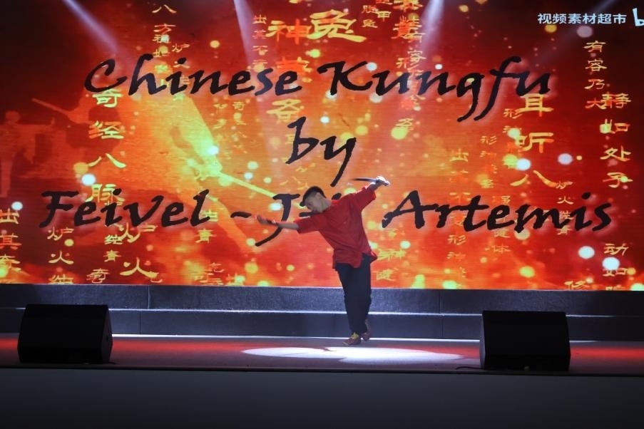 恩星學(xué)校中學(xué)部學(xué)生表演武術(shù)。哈山努丁大學(xué)孔子學(xué)院供圖