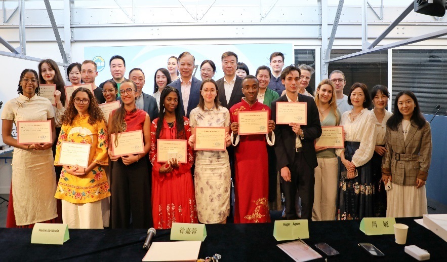 圖1：中國(guó)駐法使館公使陳力、教育公參周家貴與比賽師生、評(píng)委合影（圖片：巴黎西岱大學(xué)孔子學(xué)院）